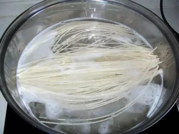 煮面条用热水还是冷水？答案意想不到