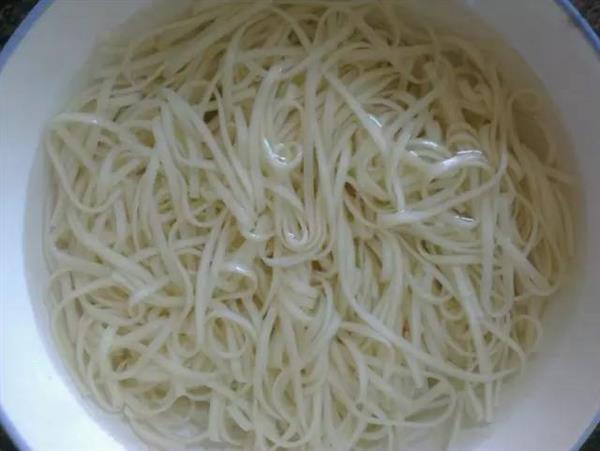 煮面条用热水还是冷水？答案意想不到